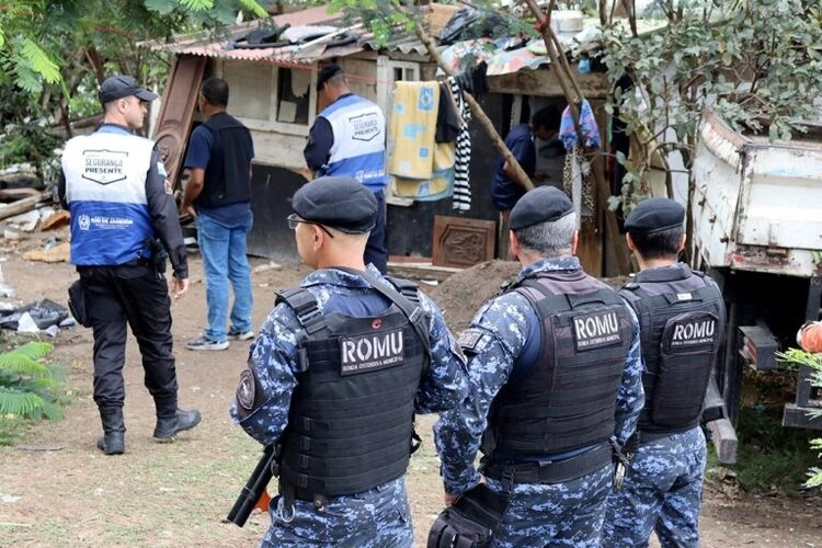 Força-tarefa da Prefeitura de Campos desocupada área ao lado da Ponte da Lapa