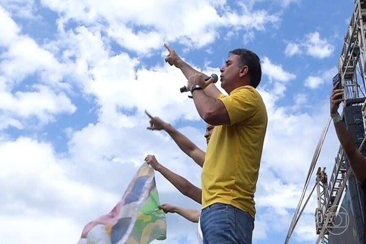 Flávio Bolsonaro pede votos em Macaé, Campos e Itaperuna