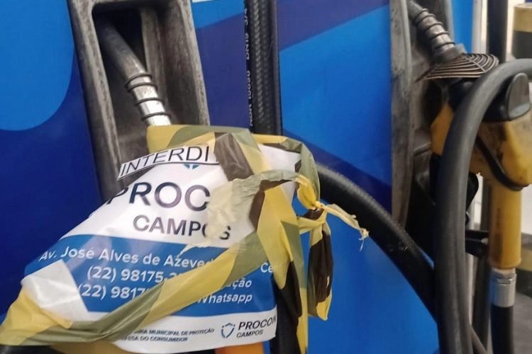 Procon Campos autua posto de combustíveis após identificar irregularidade
