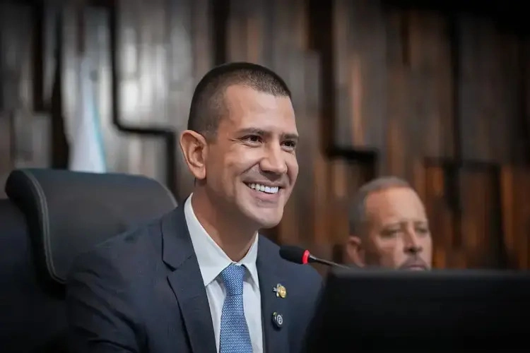 TSE anula votos de Garotinho e Douglas Ruas é eleito governador do Rio