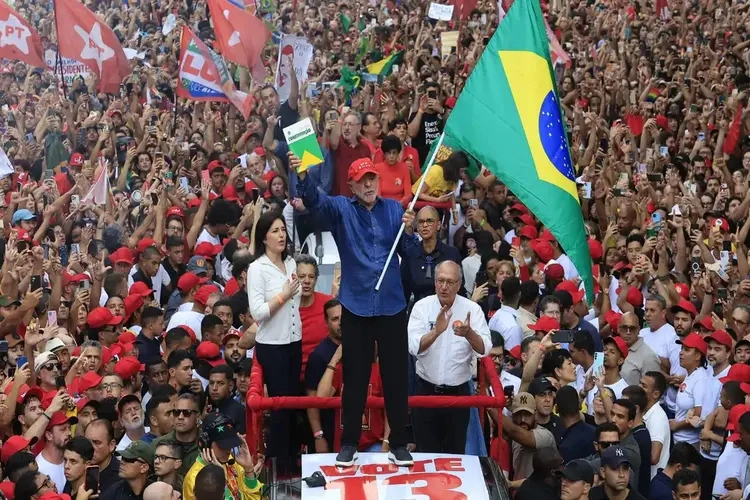 Com virada histórica, Lula é reeleito para o  4º mandato