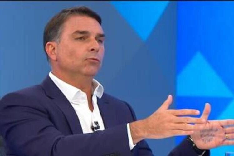 Nos EUA, Flávio Bolsonaro afirma ser o "verdadeiro presidente eleito do Brasil"