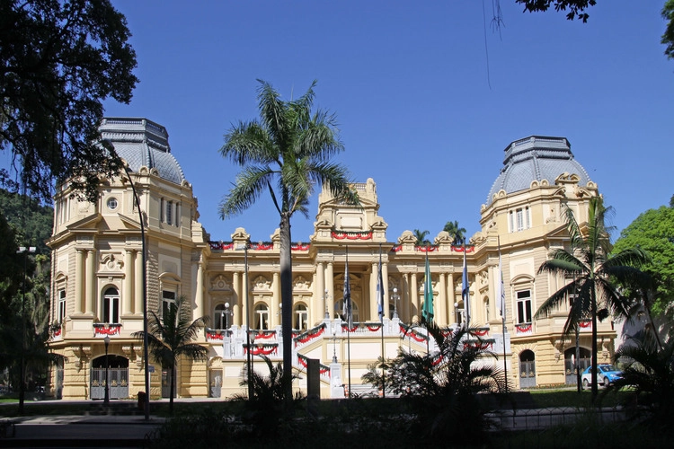 Servidores estaduais do RJ recebem salário neste sábado com reajuste de 5,62%