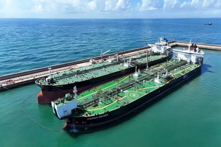 Vast realizou operações inéditas de transbordo de petróleo no Porto do Açu