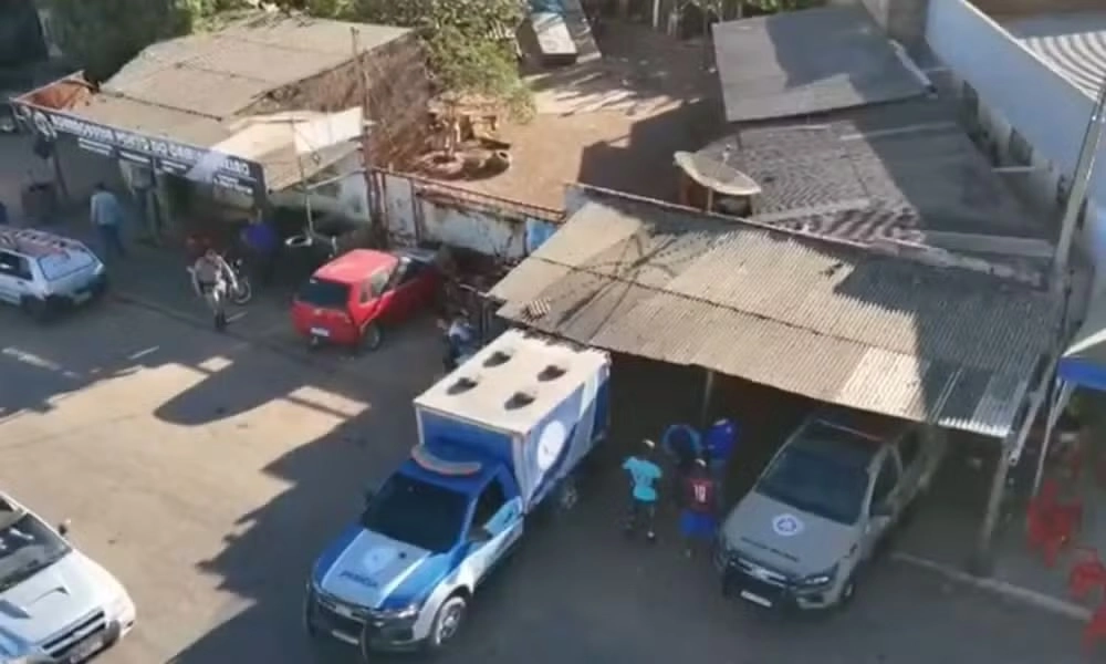 MULHER DE 55 ANOS FOI MORTA A TIROS EM FRENTE AO PRÓPRIO BAR NO OESTE DA BAHIA