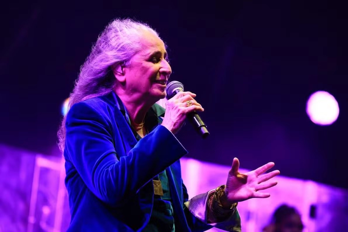 MARIA BETHÂNIA CELEBRA CLÁSSICOS DA MÚSICA BRASILEIRA EM NOITE EMOCIONANTE NO FESTIVAL DE INVERNO BAHIA