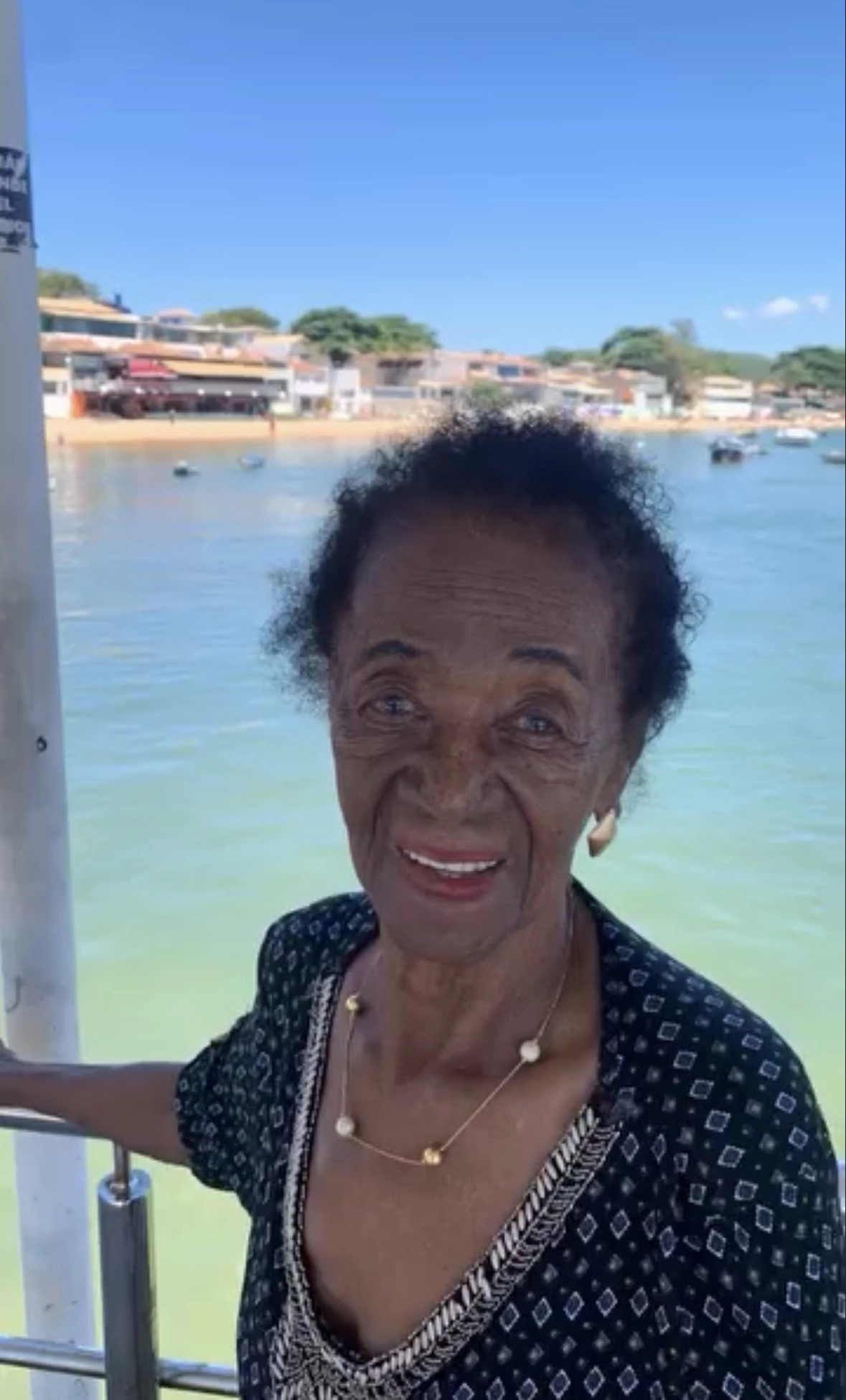 AOS 100 ANOS, DONA BAZU ESBANJA ALEGRIA, GINGADO E MUITA DISPOSIÇÃO EM REPORTAGEM DO IPOLITICA