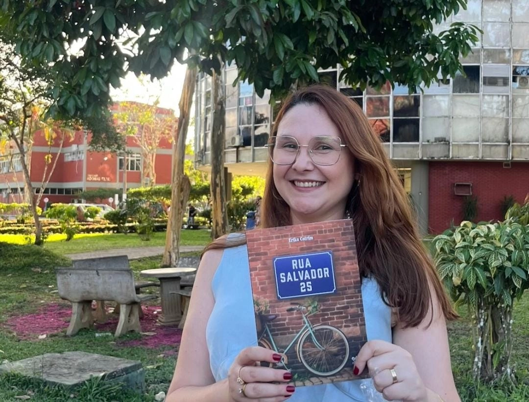 ERIKA COTRIM TRANSFORMA MEMÓRIAS DA INFÂNCIA EM LIVRO LANÇADO NA UESC