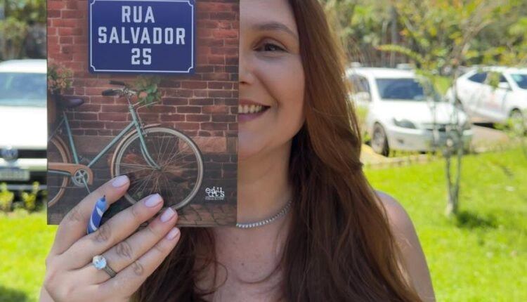 ERIKA COTRIM CELEBRA ESTREIA NA LITERATURA COM LANÇAMENTO DE LIVRO NA UESC