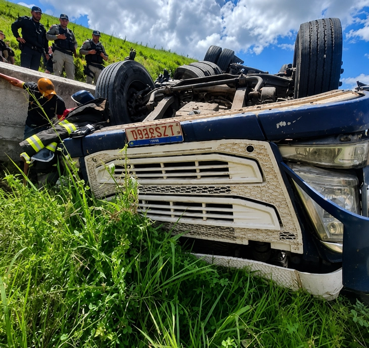 Carreta tomba e deixa motorista preso às ferragens em Novo Lino