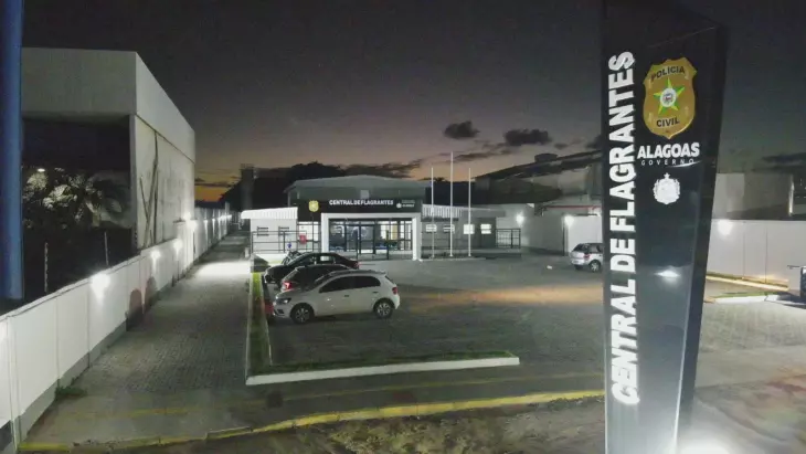 Mãe é presa suspeita de agredir filha após criança quebrar frasco de perfum