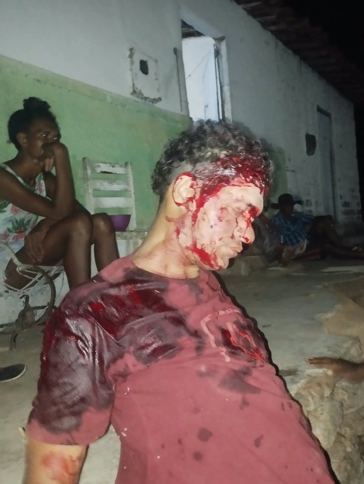 Homem é agredido em Poço das Trincheiras após observar a esposa do suspeito por cima do muro