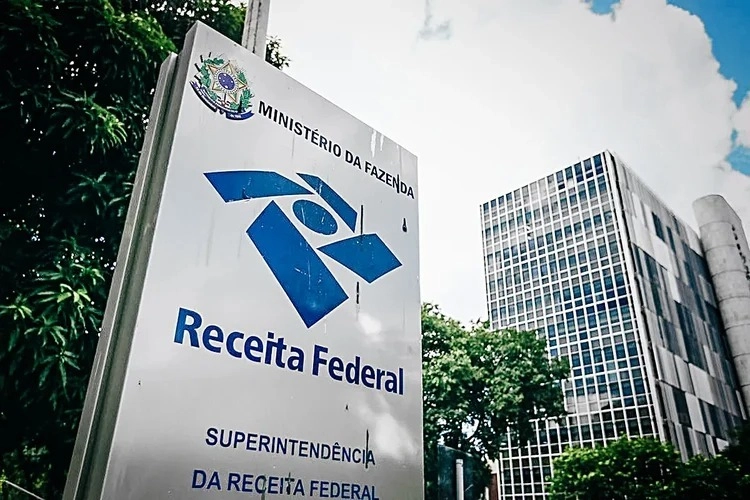 Empresas do Simples Nacional têm até sexta-feira (30) para optar pelo regime regular de IBS e CBS