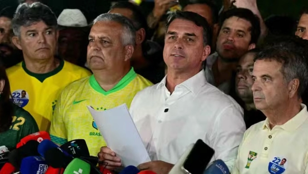 Flávio Bolsonaro está em voo para a Flórida, diz autoridade americana
