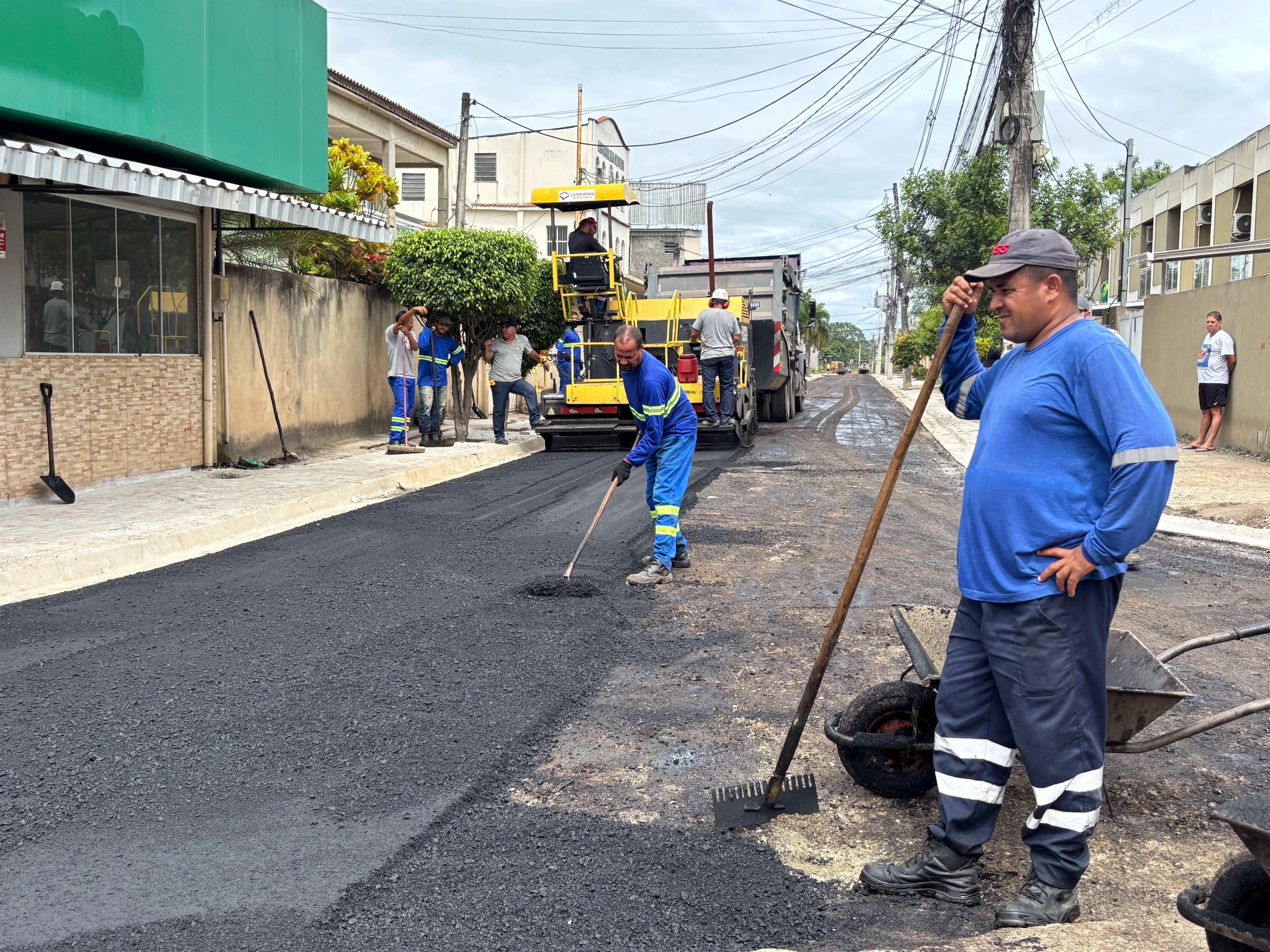 Asfalto avança no Fanchem e novas ruas começam a receber melhorias em Queimados