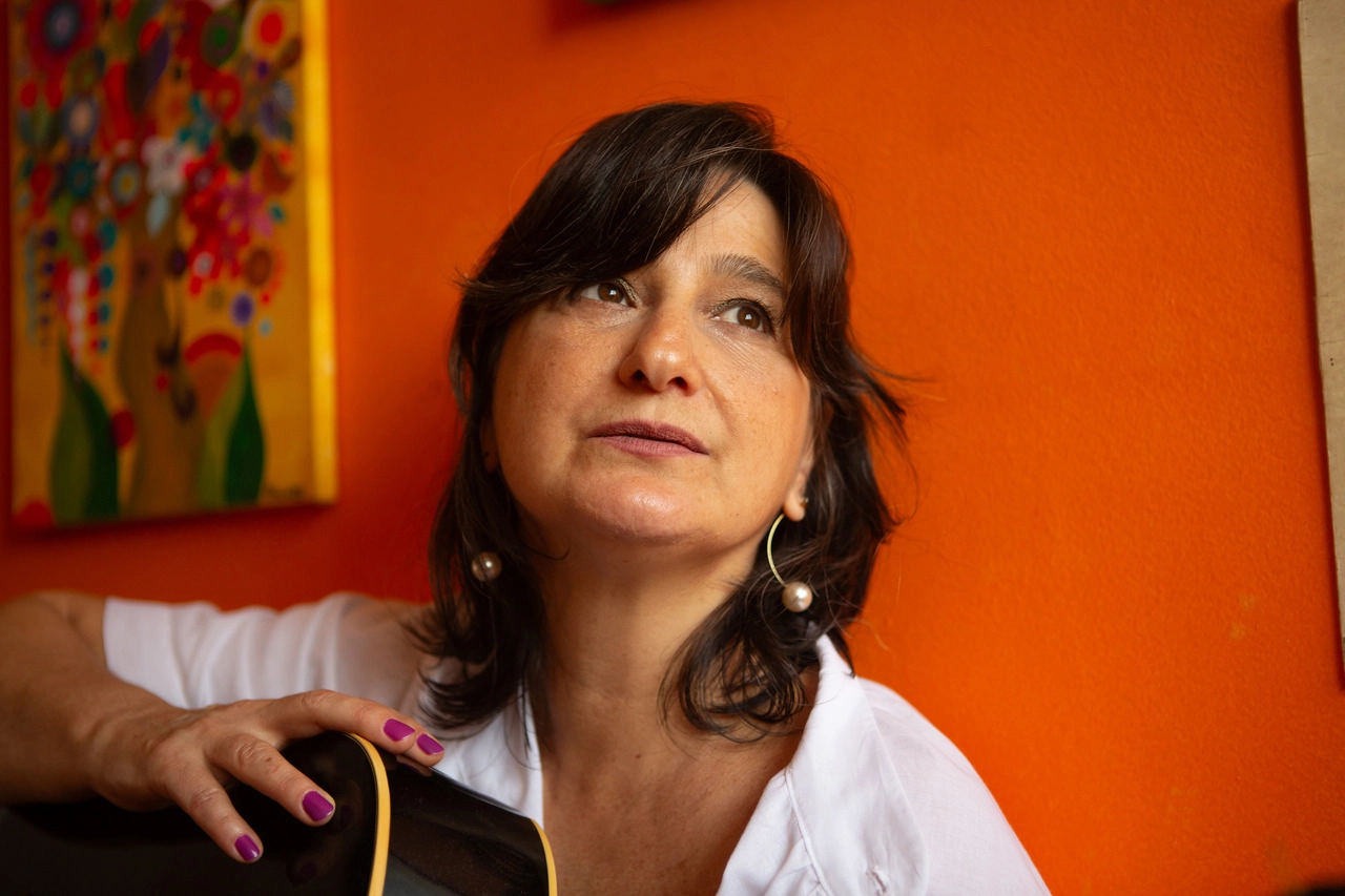 Dona de longa trajetória na música,  Tina Werneck lança o álbum ‘Cheguei Tinindo’