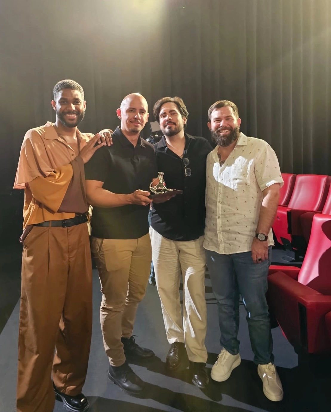 Estrelado por Caique Copque e Ítalo Martins, filme brasileiro "A Margem do Rio" vence o Prêmio Especial do Júri no Festival de Locarno; veja fotos da premiação