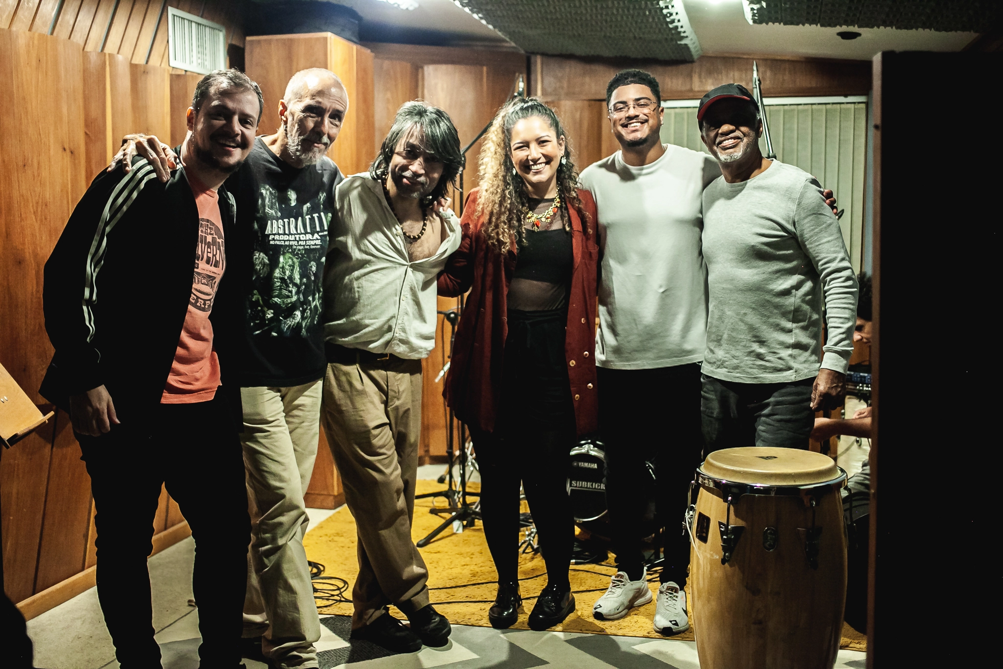 Amanda Mendonça lança os três primeiros singles do EP Andarilha - Casa de Memórias (Deluxe), Vida Cigana e Passarinha, em todas as plataforma