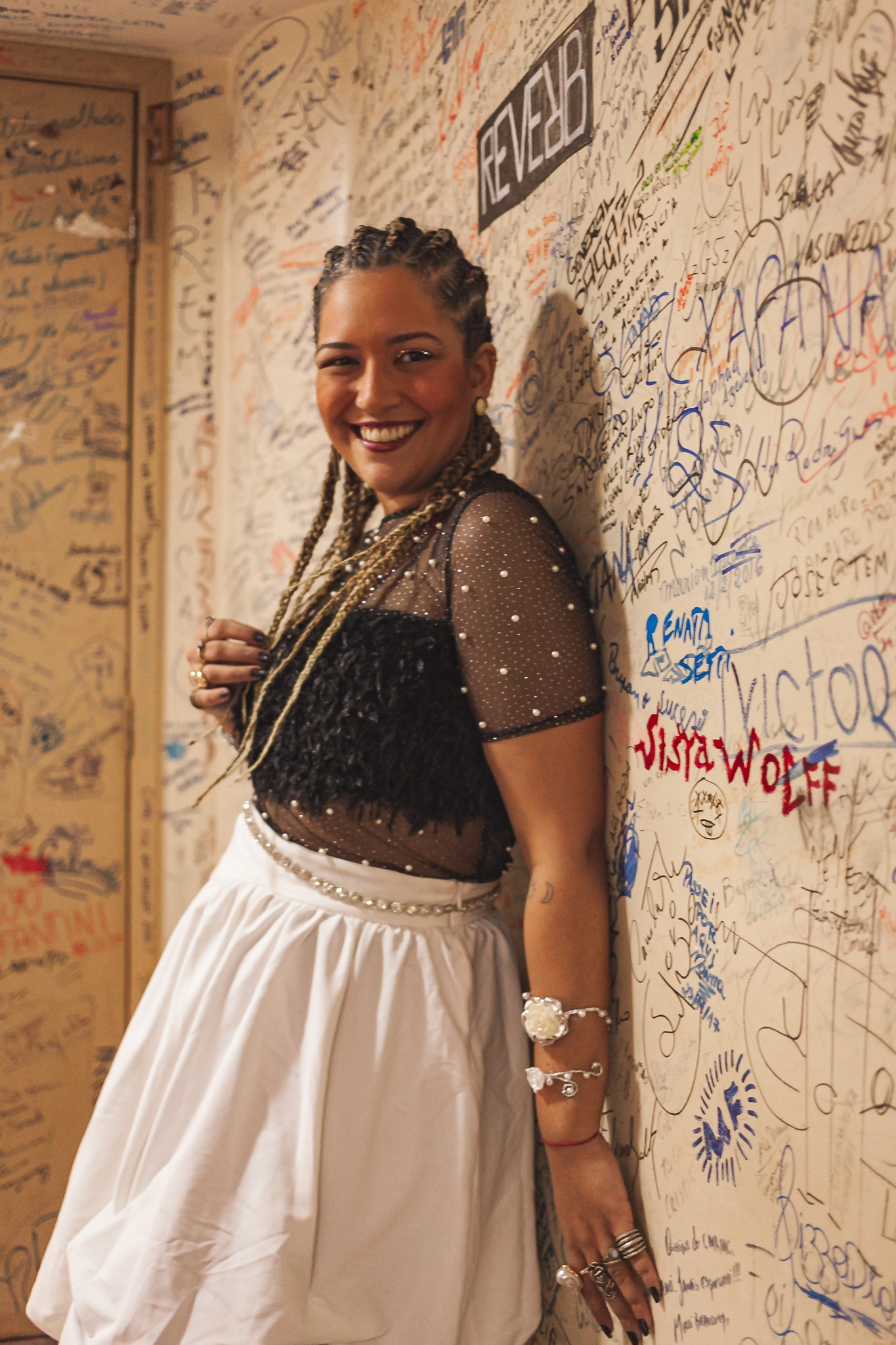 Amanda Mendonça transmite em sua música a conexão entre a arte e o universo interior, de raízes ancestrais,  através dos shows conceituais e do novo EP