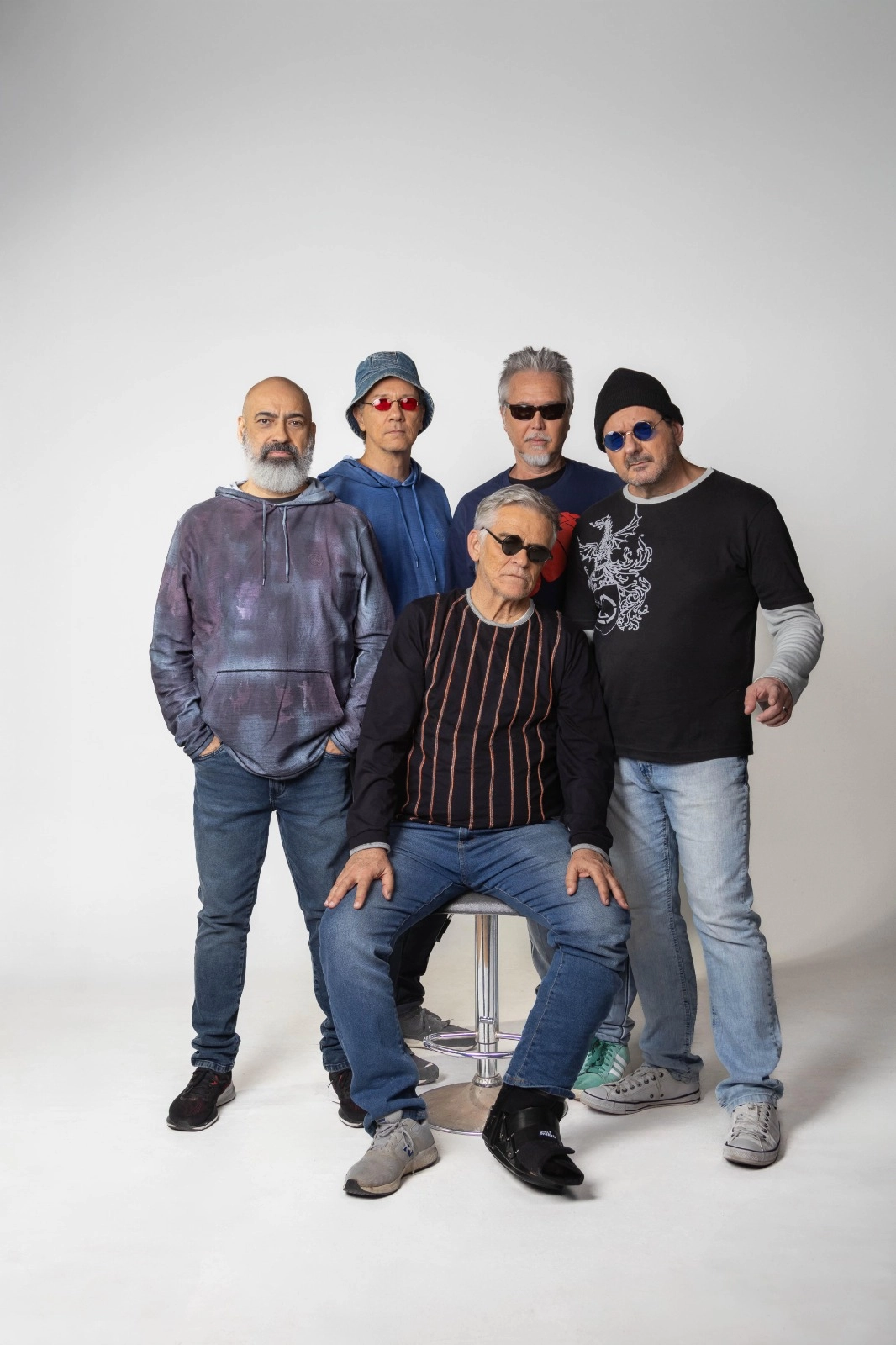 Inimigos do Rei retornam aos palcos e se apresentam no Teatro Rival,  com lançamento do novo single - "Vício"