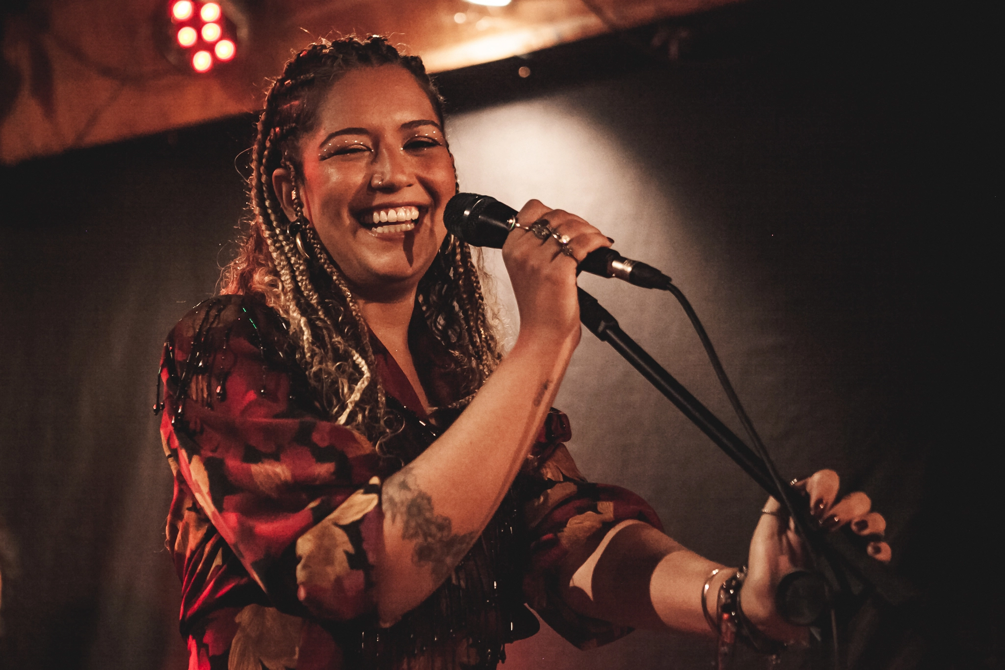 A música "Casa de Memórias (Deluxe)", da cantora Amanda Mendonça, ganha grande espaço na comunidade LGBTQIA+ por meio de seus conceitos de afeto, acolhimento e identidade.