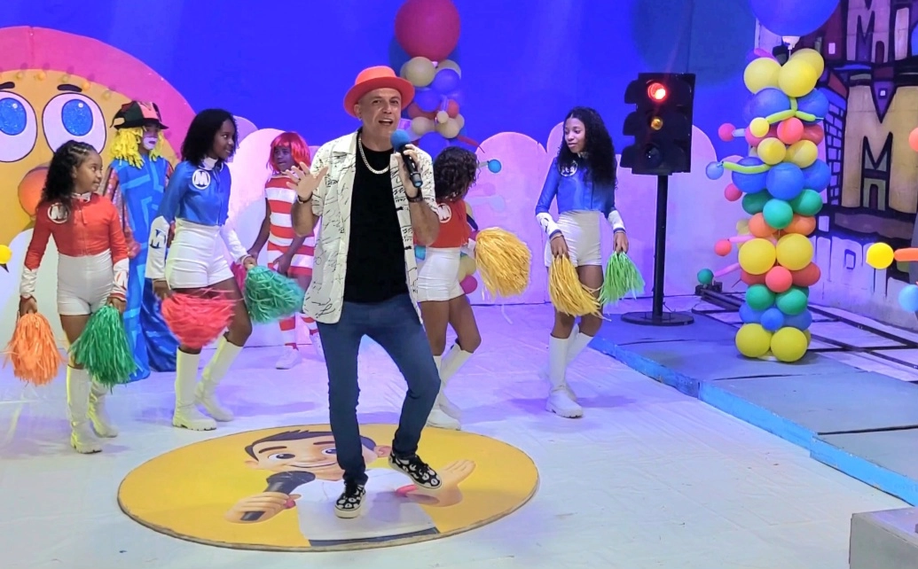 Na televisão, Fabrício Moreno apresenta "Vem Me Beijar" e anuncia lançamento