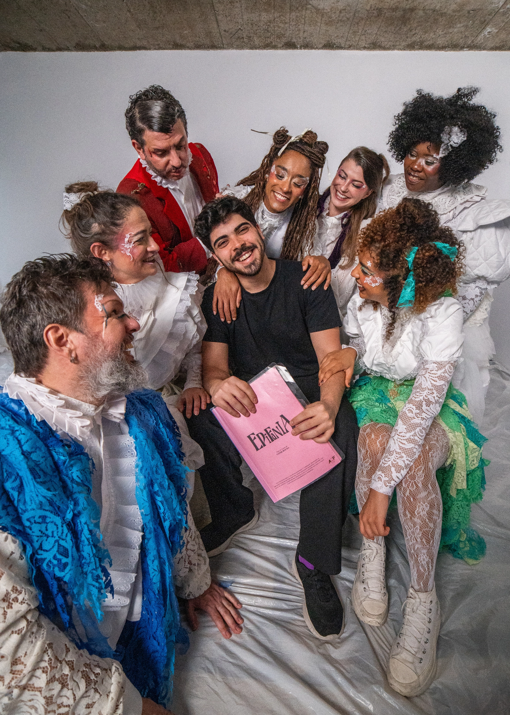 "Epifania" transforma criação, vazio e urgências do mundo contemporâneo em nova fábula musical