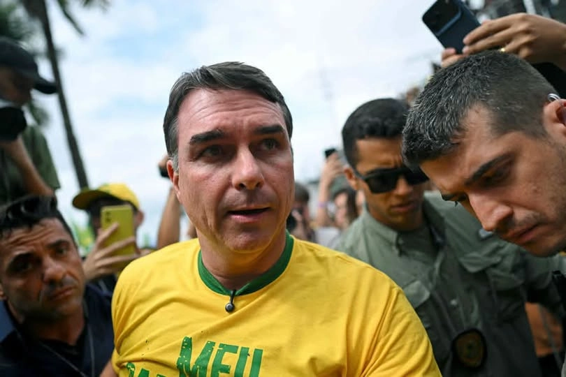 O senador e candidato à Presidência Flávio Bolsonaro (PL) cancelou a motociata e o comício que estavam previstos para a manhã desta segunda-feira (17), em Juiz de Fora, Minas Gerais. Segundo reportagem do jornal O Globo, o mau tempo impediu o pouso da aer