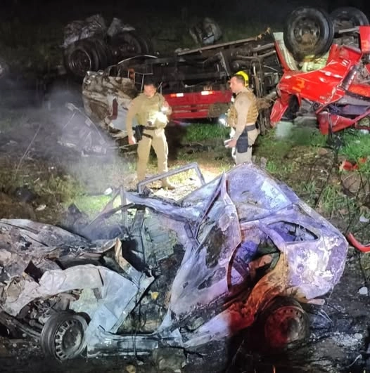 Pai e dois filhos estão entre as quatro vítimas de grave acidente entre caminhão e carro