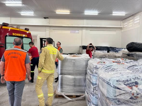 CENTRO DE DISTRIBUIÇÃO EM REALEZA ENVIA KITS DE LONA PARA ATENDER MUNICÍPIOS DA REGIÃO