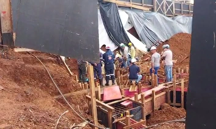 Trabalhador é resgatado com vida após ficar soterrado em desmoronamento de terra