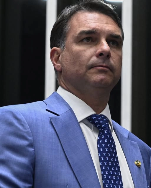 FLÁVIO BOLSONARO USOU PASSAPORTE ITALIANO EM JATINHO QUE SAIU DA ARGENTINA