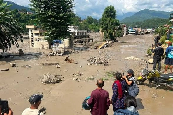 Avalanche de lama na fronteira do Nepal com o Tibete deixa 95 mortos e centenas de desaparecidos
