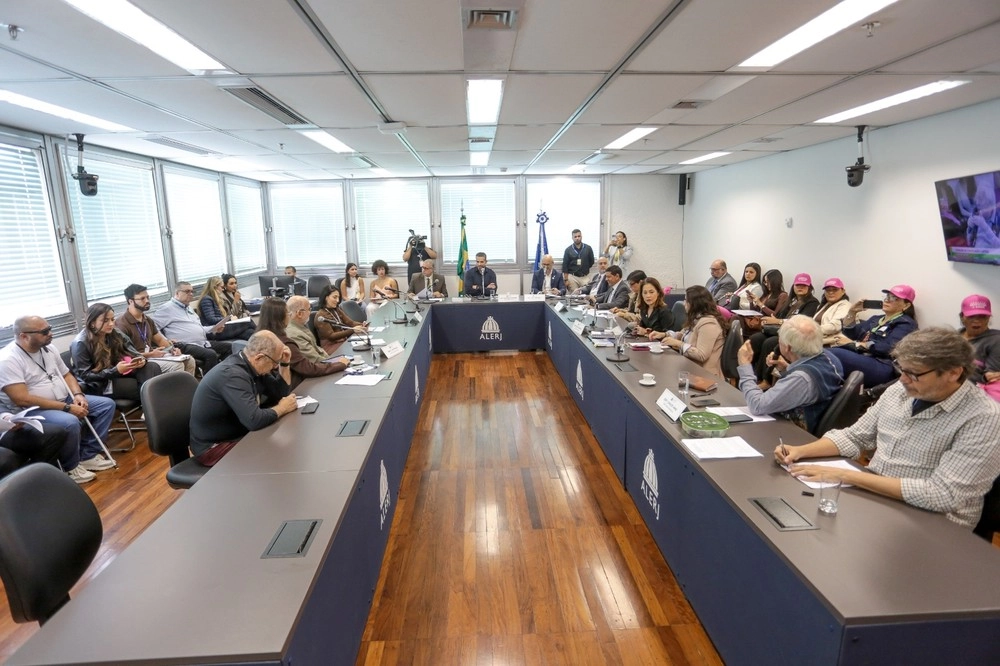 CCJ da Alerj aprova projeto que cria tornozeleira eletrônica rosa para agressores de mulheres