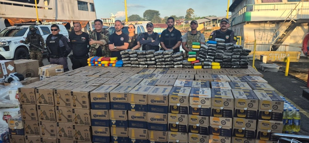 Mais de 120 kg de drogas escondidos em pneus e sofá são apreendidos em barco no interior do AM