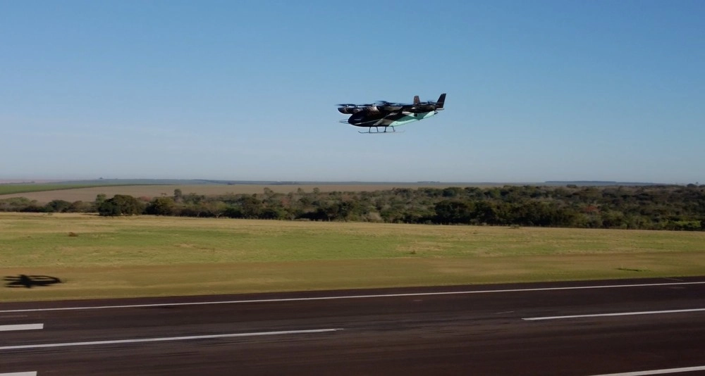 Carro voador da Embraer que será produzido em Taubaté faz primeiro teste de transição para voo horizontal