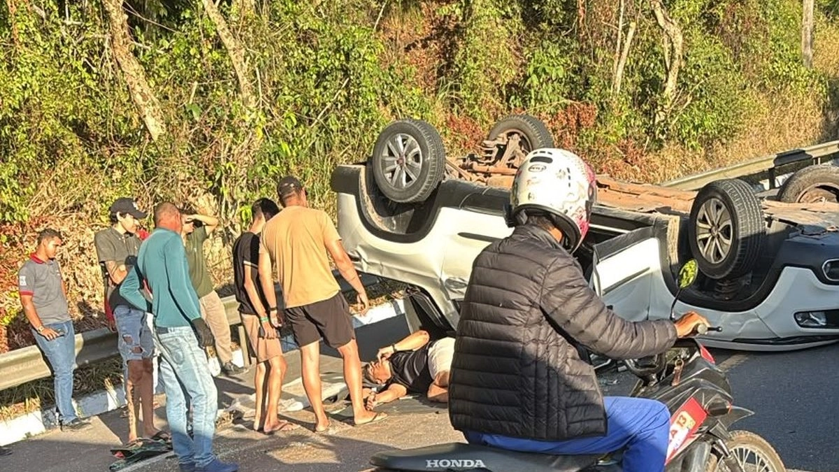 motorista é socorrido após carro capotar na Ladeira do Catolé