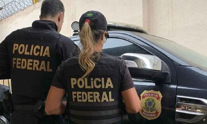 Operação cumpre sete mandados de busca e apreensão em Porto Seguro e Salvador. Investigação apura possíveis irregularidades em contratos firmados entre 2021 e 2023, durante a gestão do prefeito Jânio Natal.