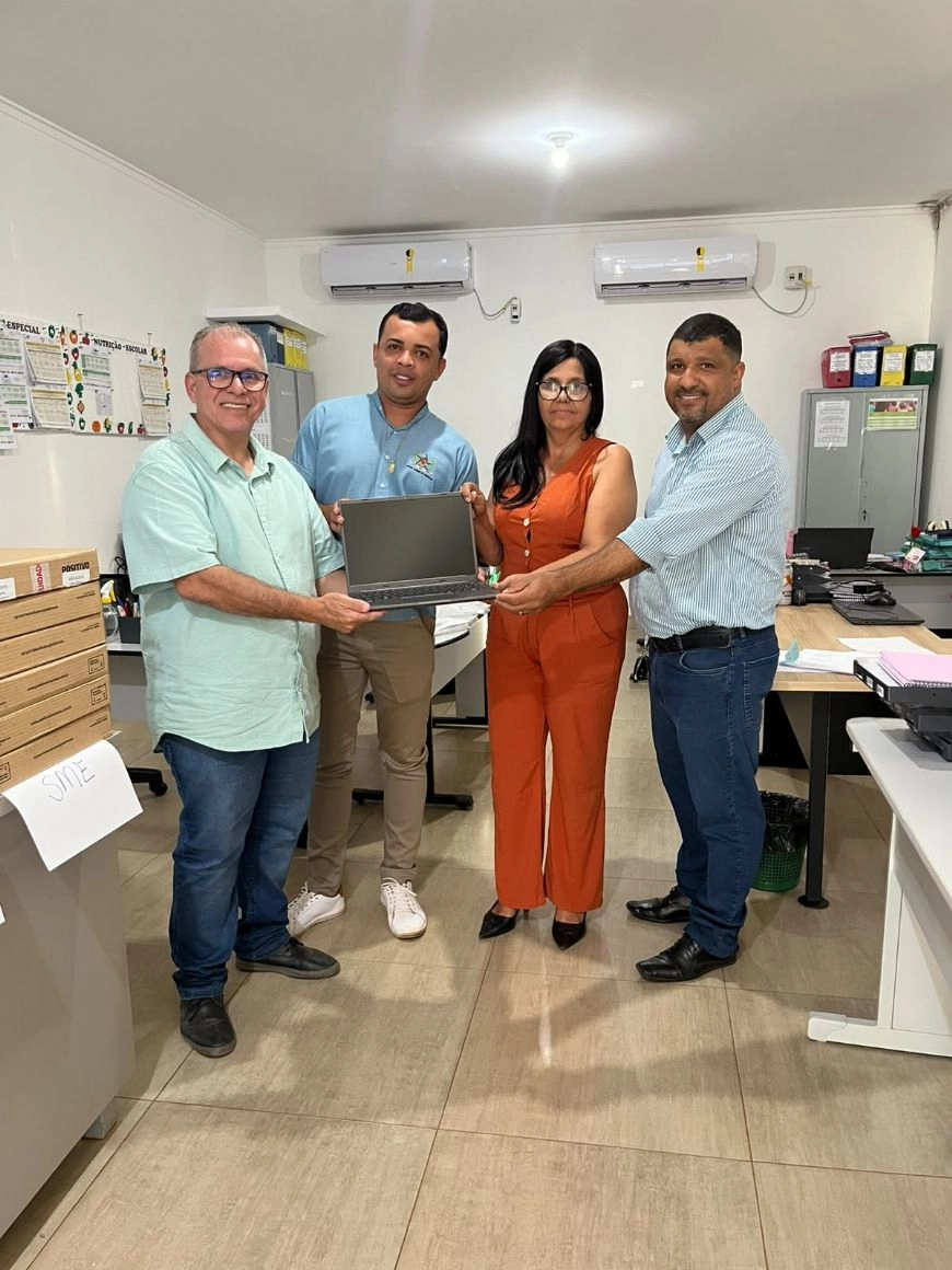 Carlos Tomazetto investe em tecnologia e entrega 50 notebooks à rede municipal