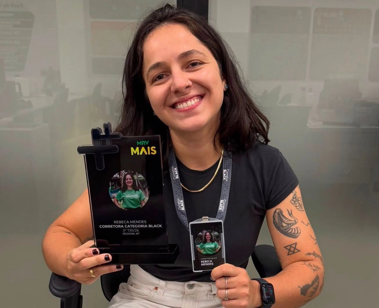 Jovem recomeça vida profissional como corretora de imóveis e conquista independência ao lado de coleção de histórias