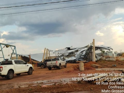 Vendaval causa destruição em Confresa (MT), arranca telhado e entorta pilares de barracão