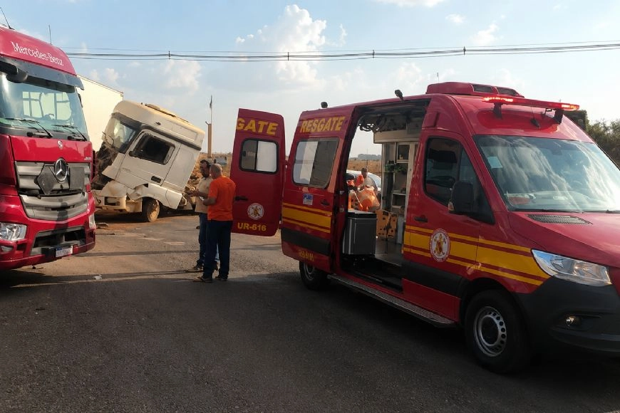 Colisão entre duas carretas deixa motorista ferido em rotatória de Querência (MT)