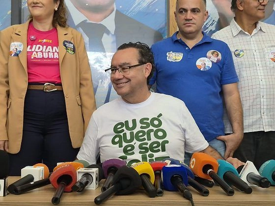 Em Cuiabá, Augusto Cury pede que eleitor de MT abandone Flávio Bolsonaro e critica trajetória do rival