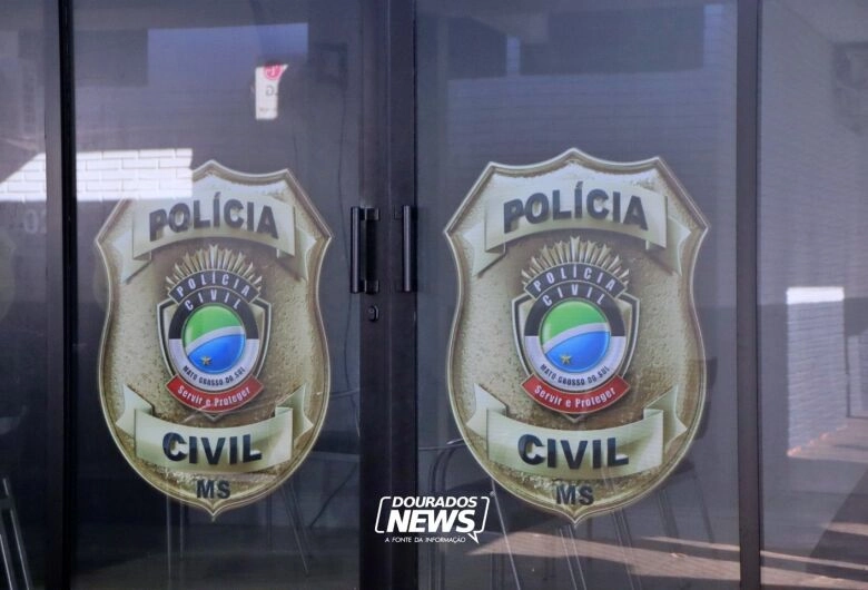 Mulher é presa por suspeita de agressão após cachorro ser flagrado com pescoço sangrando