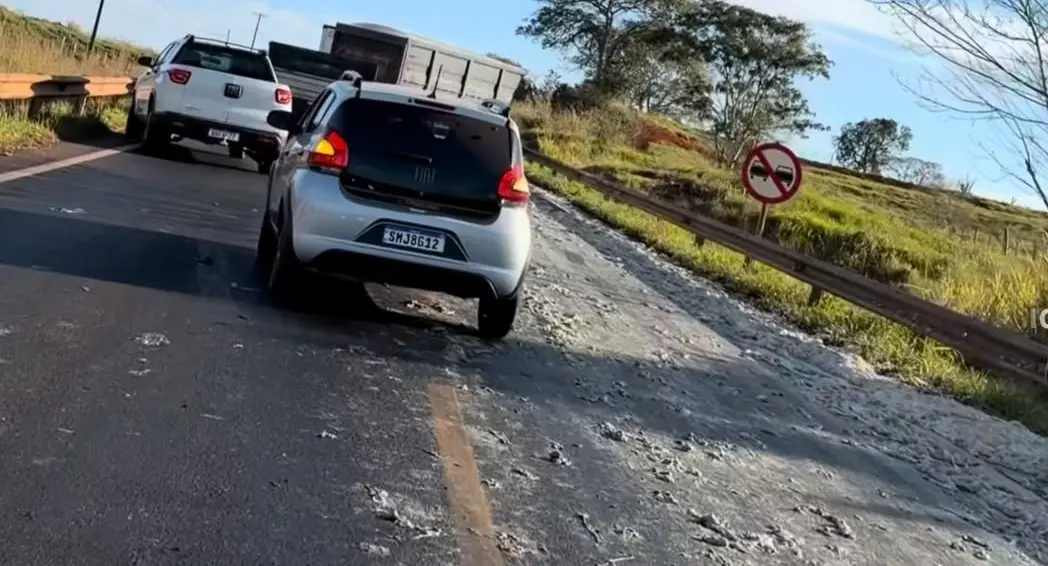 Carreta derrapa em trecho da MS-395 entre Bataguassu e Santa Rita do Pardo após sebo deixar pista escorregadia