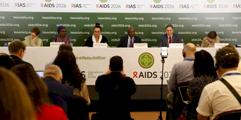 Infecções e mortes por HIV caem, mas falta de recursos ameaça avanços