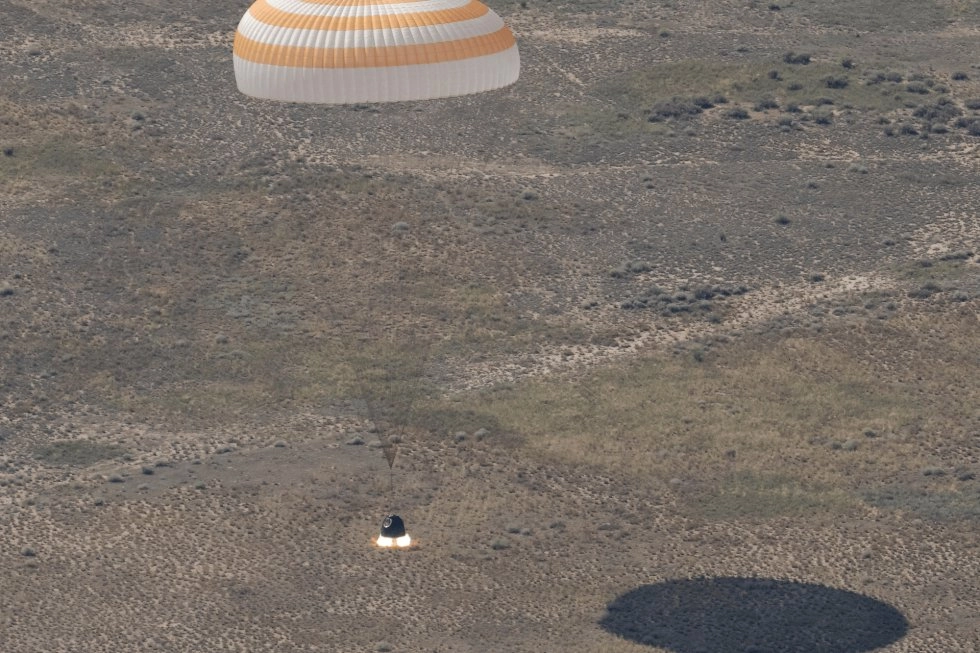 Após 241 dias no espaço, astronautas russos e americano russos voltam à Terra