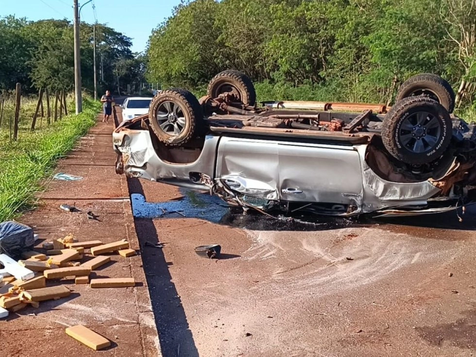 Motorista tenta fuga e capota caminhonete carregada com maconha