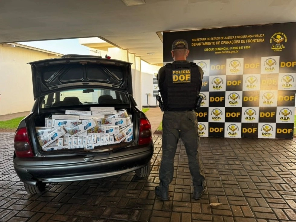 DOF intercepta carro com 750 pacotes de cigarros contrabandeados em Ponta Porã