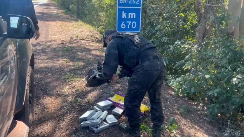 Quase 10 quilos de cocaína são encontrados abandonados às margens da BR-262 em Corumbá